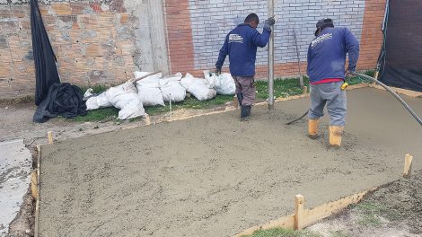 Obra civil, fundido de placa.